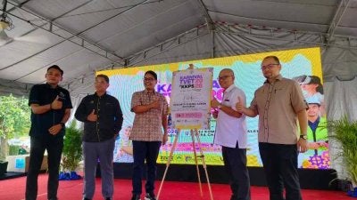 Khairul Azwan (tengah) menyempurnakan gimik perasmian Karnival TVET 2026 Daerah Perak Tengah @ KKPS di Pasir Salak.