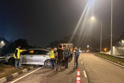 Kenderaan yang dipercayai merempuh sekumpulan pekerja penyelenggaraan pada Sabtu