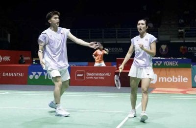 Pang Ron (kiri) dan Pei Jing mara ke perlawanan akhir Terbuka Perancis.