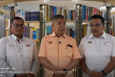 Mohamad (tengah) ketika membuat perutusan khas Menteri KPKM berkaitan El Nino di Facebook pada Sabtu.