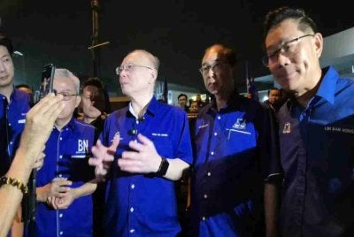  Tindakan Presiden MCA, Datuk Seri Dr Wee Ka Siong meninggalkan dewan ketika majlis pengenalan calon Barisan Nasional (BN) bagi Pilihan Raya Negeri (PRN) Melaka malam ini mencetuskan persoalan.