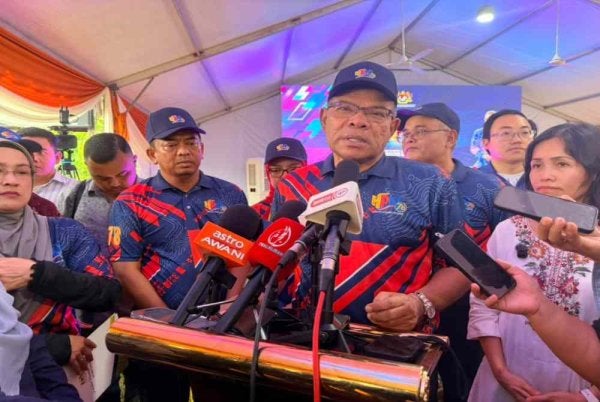 Saifuddin (dua dari kanan) pada sidang media selepas merasmikan sambutan Hari Pendaftaran Negara di Kampung Melayu Sedenak, Kulai.