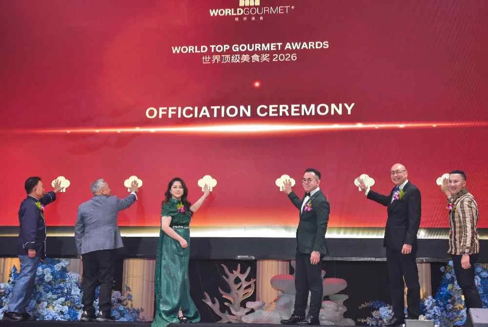 Steven Sim (tiga dari kanan) bersama kenamaan merasmikan Anugerah World Top Gourmet Kali Ke-8 2026.