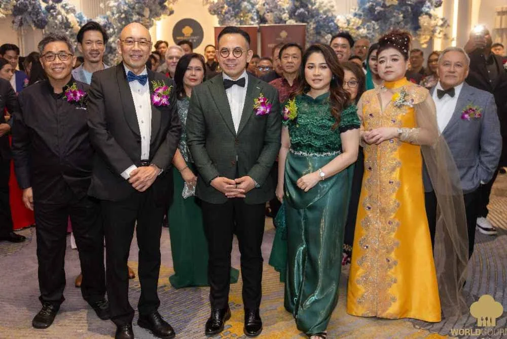 Steven Sim (tiga dari kiri) ketika hadir sebagai tetamu kehormat pada Anugerah World Top Gourmet Kali Ke-8 2026.