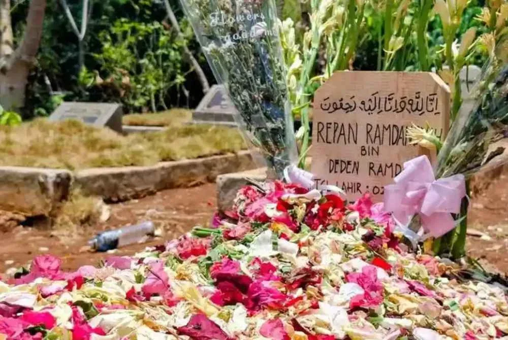 Kubur RR, remaja berusia 15 tahun dari Desa Cikuya, Cicalengka, Bandung, Jawa Barat, Indonesia, yang meninggal dunia dipercayai akibat didera bapa kandungnya. Foto: Agensi
