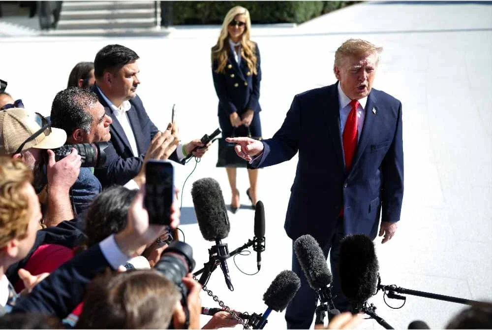 Presiden Donald Trump beramah mesra dengan wartawan ketika diiringi Zacharia, sebelum berlepas dari Rumah Putih ke Alaska.