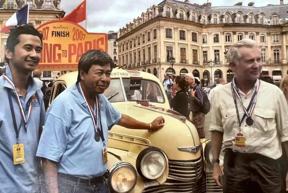 Syed Haizam (kiri) bersama Sultan Sharafuddin Idris Shah (tengah) ketika acara penamat cabaran kereta klasik Peking–Paris di Paris, Perancis pada 2007.