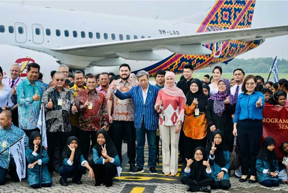 Sultan Sharafuddin Idris Shah (tengah) bersama Tengku Permaisuri Norashikin, Raja Muda Selangor, Tengku Amir Shah dan sebahagian daripada 149 anak yatim yang diraikan menerusi program penerbangan khas Kembara Semenanjung sempena Jubli Perak pemerintahan Baginda pada 1 Oktober lalu.