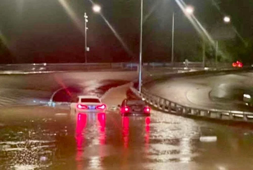 Keadaan Lebuhraya Berkembar Bukit Kukus yang dinaiki air susulan hujan lebat sejak malam Sabtu. Foto tular media sosial