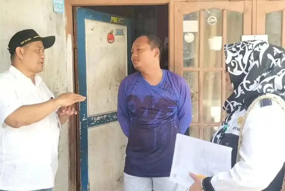 Yudariansyah (tengah) di Kecamatan Pinang, Kota Tangerang didatangi pegawai Samsat Ciledug pada Jumaat lalu.