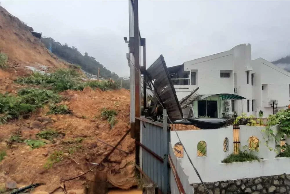 Saksi memaklumkan, kejadian tanah runtuh itu bukan pertama kali berlaku di kawasan berkenaan.