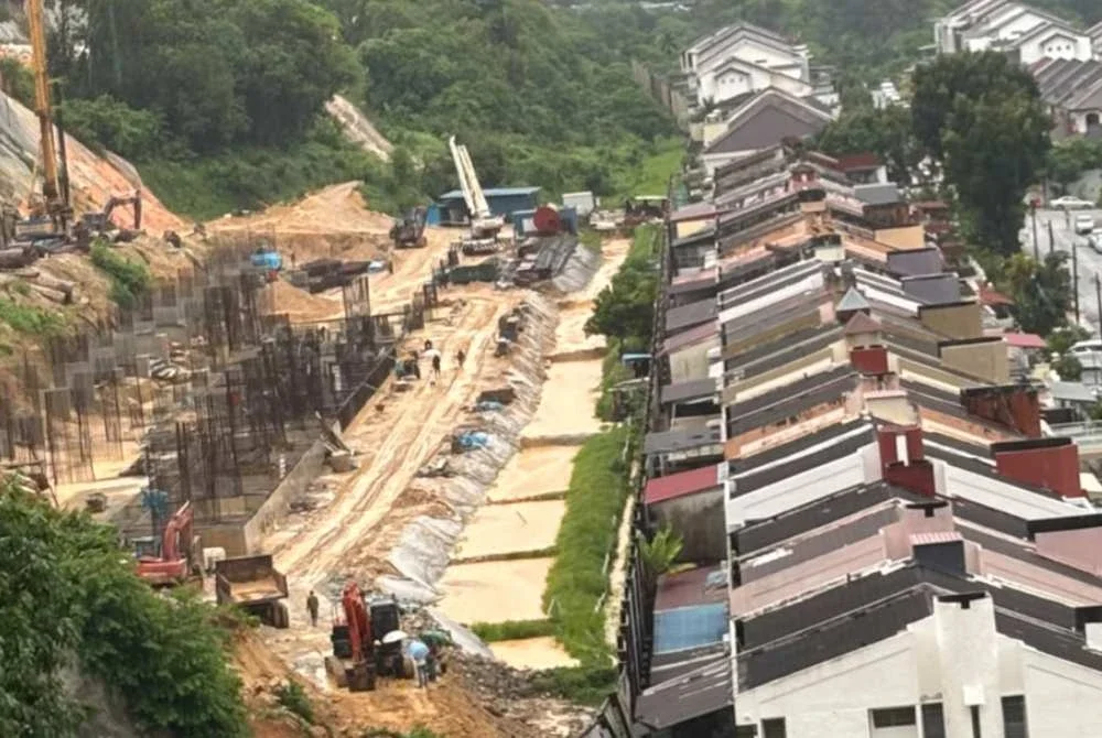 Punca kejadian tanah runtuh masih disiasat termasuk kemungkinan mempunyai kaitan dengan projek pembangunan perumahan berhampiran.