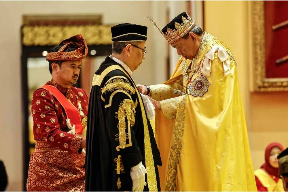 Sultan Sharafuddin berkenan mengurniakan Darjah Kebesaran Seri Paduka Mahkota Selangor (S.P.M.S.) yang membawa gelaran Dato' Seri kepada Wan Ahmad Farid pada Istiadat Pemasyhuran Gelaran dan Mengangkat Sumpah serta Menjunjung Duli Orang-Orang Besar Istana dan Dato' Diraja Selangor dan Istiadat Pengurniaan Darjah Kebesaran Negeri Selangor sempena Sambutan Jubli Perak Pemerintahan 25 Tahun Sultan Selangor di Balairung Seri, Istana Alam Shah. Foto Bernama