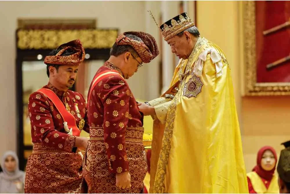 Sultan Sharafuddin berkenan mengurniakan Darjah Kebesaran Seri Paduka Mahkota Selangor (S.P.M.S.) kepada Syed Budriz Putra Jamalullail pada Istiadat Pemasyhuran Gelaran dan Mengangkat Sumpah serta Menjunjung Duli Orang- Orang Besar Istana dan Dato' Diraja Selangor dan Istiadat Pengurniaan Darjah Kebesaran Negeri Selangor sempena Sambutan Jubli Perak Pemerintahan 25 Tahun Sultan Selangor di Balairung Seri, Istana Alam Shah pada Ahad. Foto Bernama 