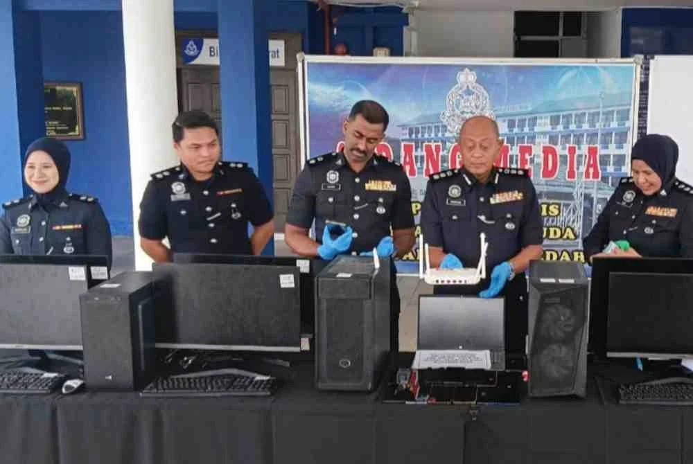 Hanyan (dua dari kanan) di Ibu Pejabat Polis Daerah Kuala Muda.