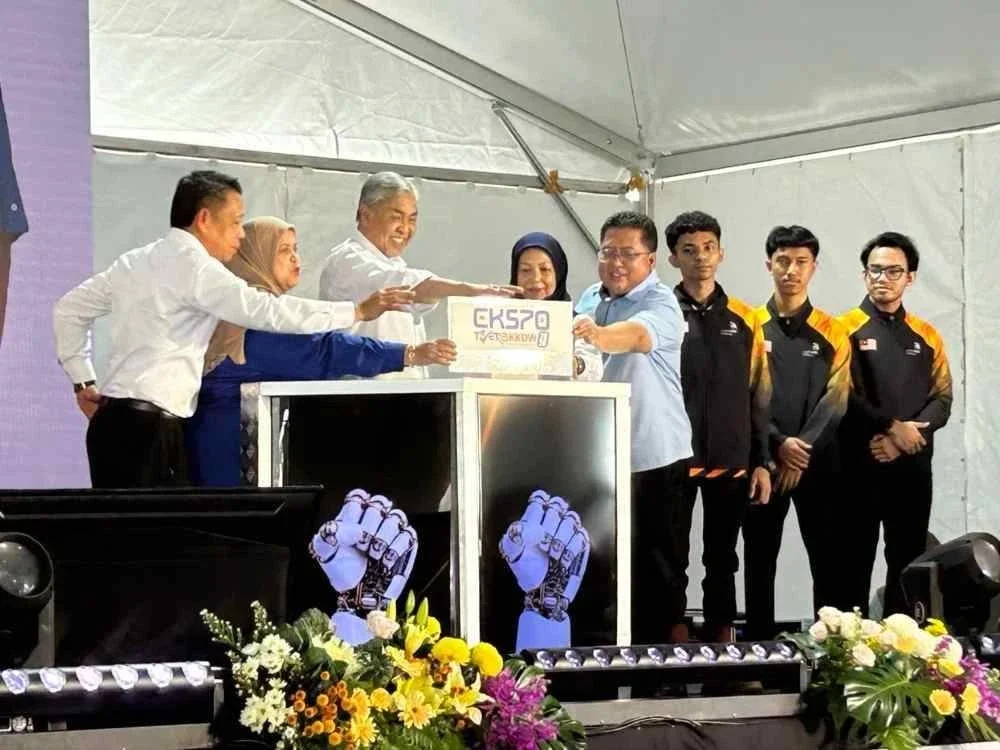 Ahmad Zahid (tiga dari kiri) melakukan simbolik Perasmian Ekspo TVET@KKDW 2026 di Sungai Besar pada Ahad.