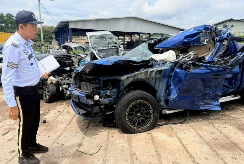 Keadaan pikap yang dinaiki 4 sekeluarga yang maut dalam nahas di Kilometer 107, Lebuhraya Utara-Selatan, arah selatan dekat Yong Peng pada Sabtu dan kes disiasat mengikut Seksyen 41(1) Akta Pengangkutan Jalan 1987.