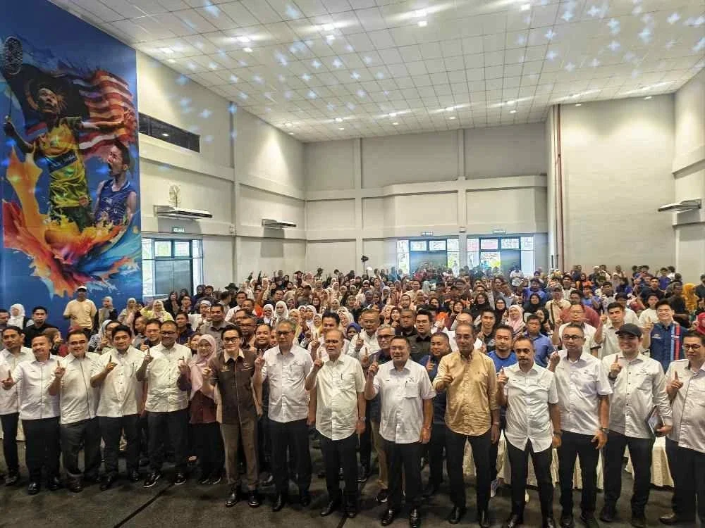 Wan Rosdy bergambar pada program turun padang bersama usahawan Bumiputera Zon Timur dan Karnival Aspirasi Pahang 1st di Kuantan pada Ahad.