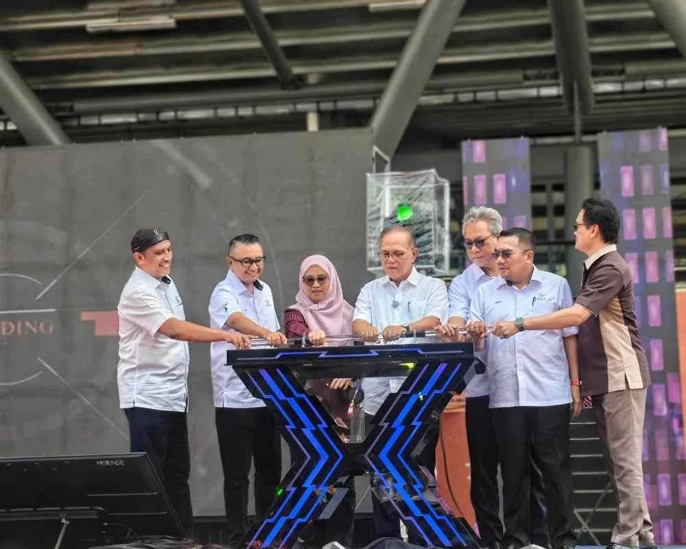 Wan Rosdy (tengah) melancarkan Karnival Aspirasi Pahang 1st Daerah Kuantan.