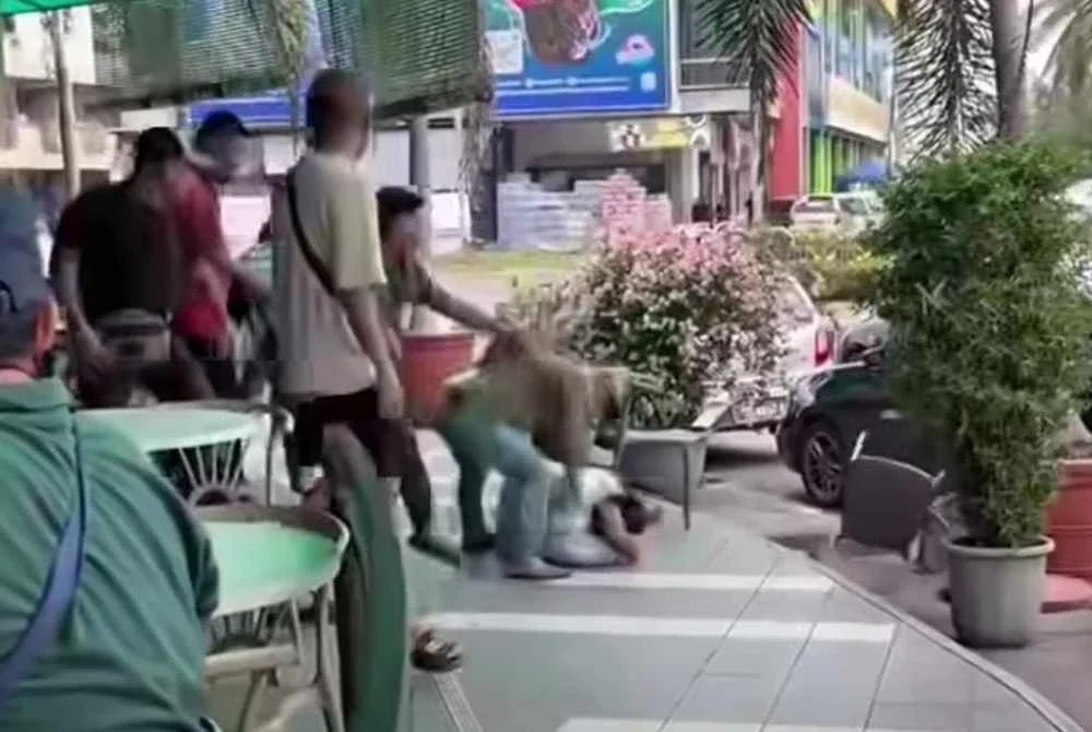 Tangkap layar video tular pergaduhan yang berlaku di sebuah restoran di Lahad Datu dan menyebabkan enam individu ditahan polis.