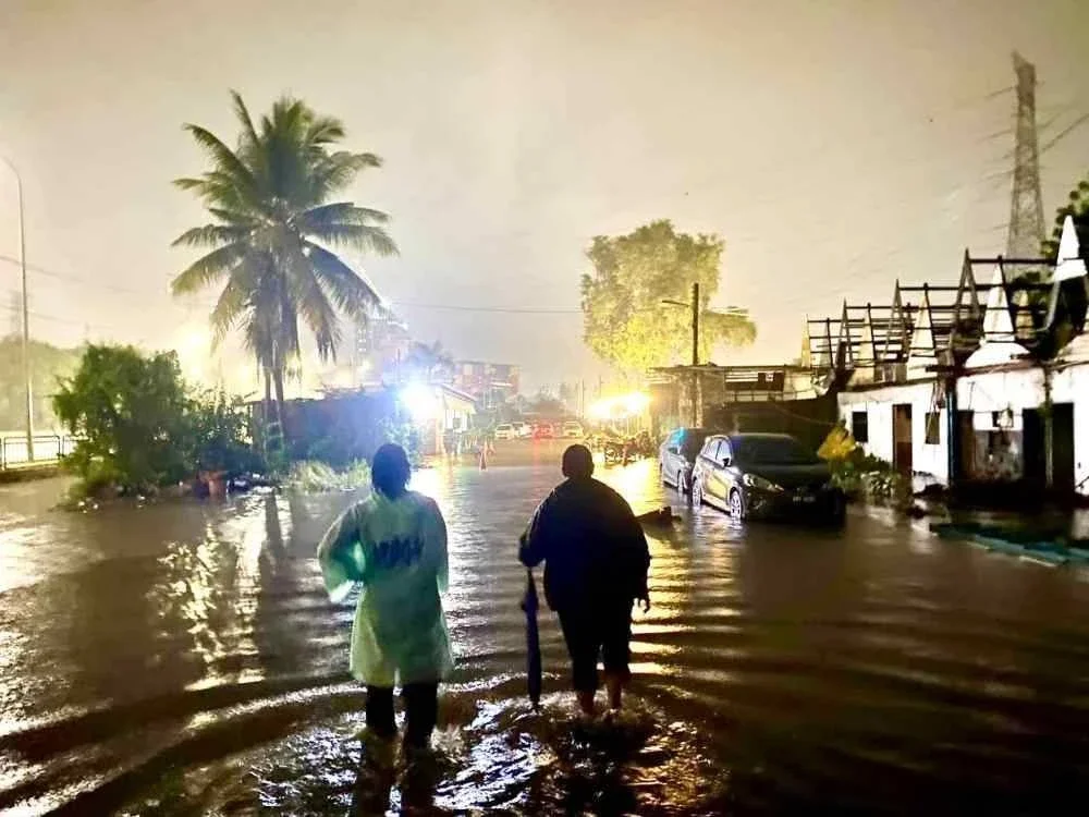Penduduk di Pulau Pinang diminta berwaspada terhadap risiko banjir kilat dan tanah runtuh susulan hujan berterusan serta fenomena air pasang. Foto: Bomba.