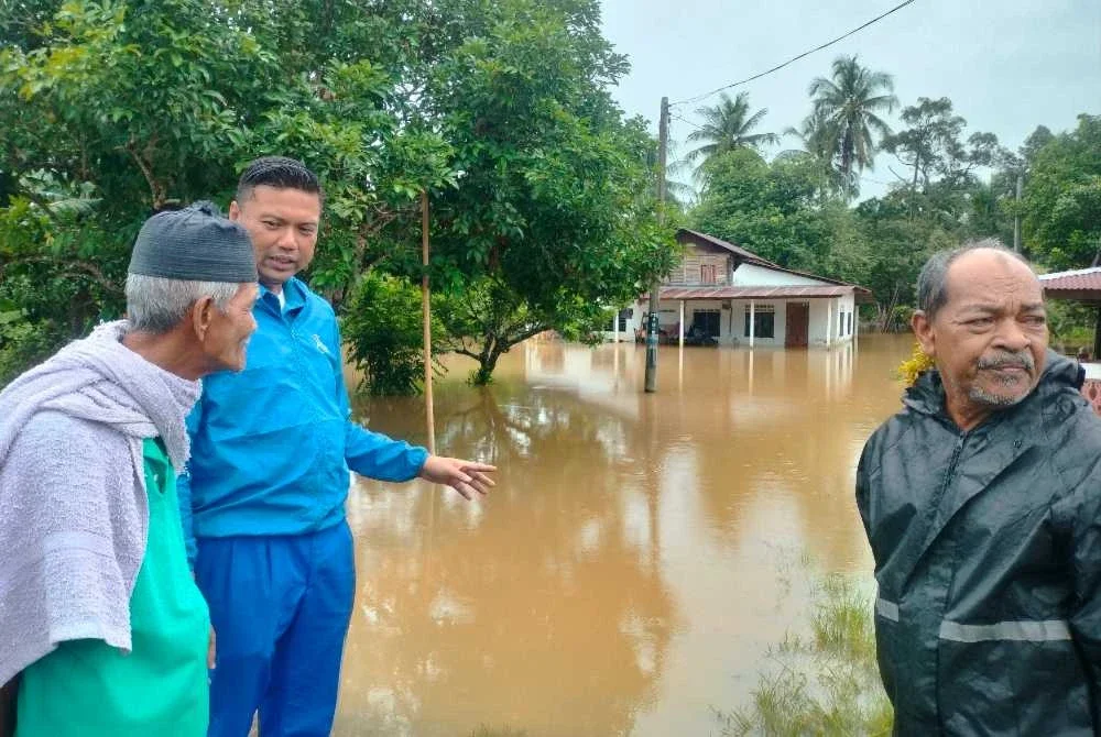 Muhammad Zul Izzi (dua dari kiri) memantau keadaan banjir di Daerah Yan.