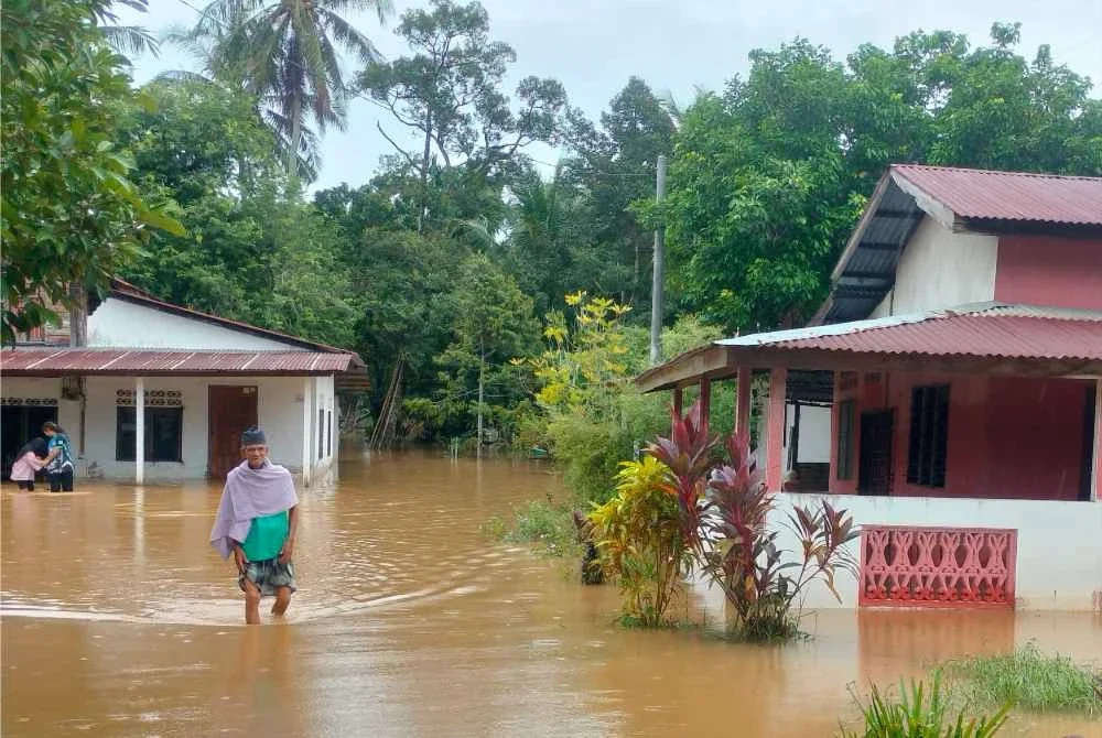 Sharip di hadapan rumahnya di Kampung Titi Teras, Yan, Kedah.