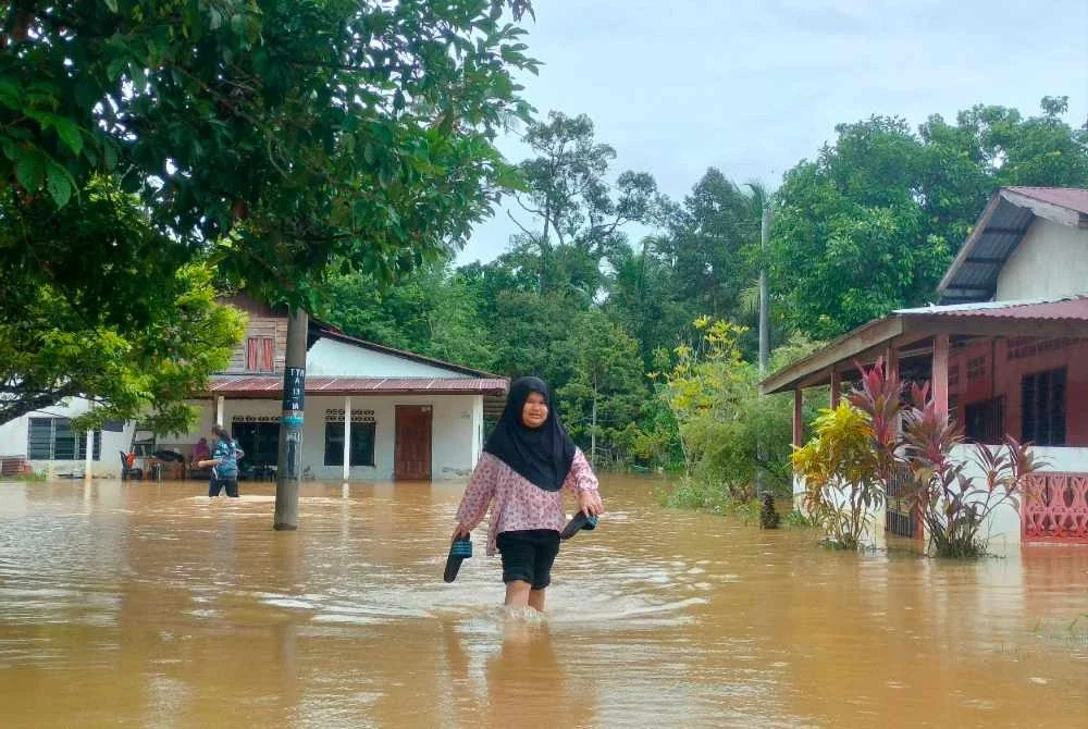 Beberapa buah rumah penduduk di Kampung Titi Teras yang dinaiki air.