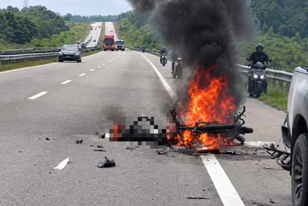 Keadaan motosikal jenis Honda C100 yang musnah terbakar selepas terlibat dalam kemalangan ngeri di Kilometer 399.2 Lebuhraya Pantai Timur 2 (LPT2) arah Bukit Besi - Ajil pada Ahad.