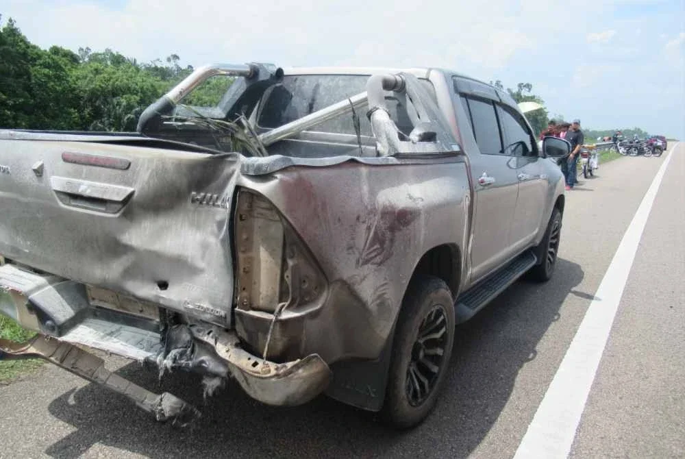Kenderaan pacuan empat roda jenis Toyota Hilux mengalami kerosakan selepas terlibat dalam kemalangan di Kilometer 399.2 Lebuhraya Pantai Timur 2 (LPT2) arah Bukit Besi - Ajil pada Ahad.