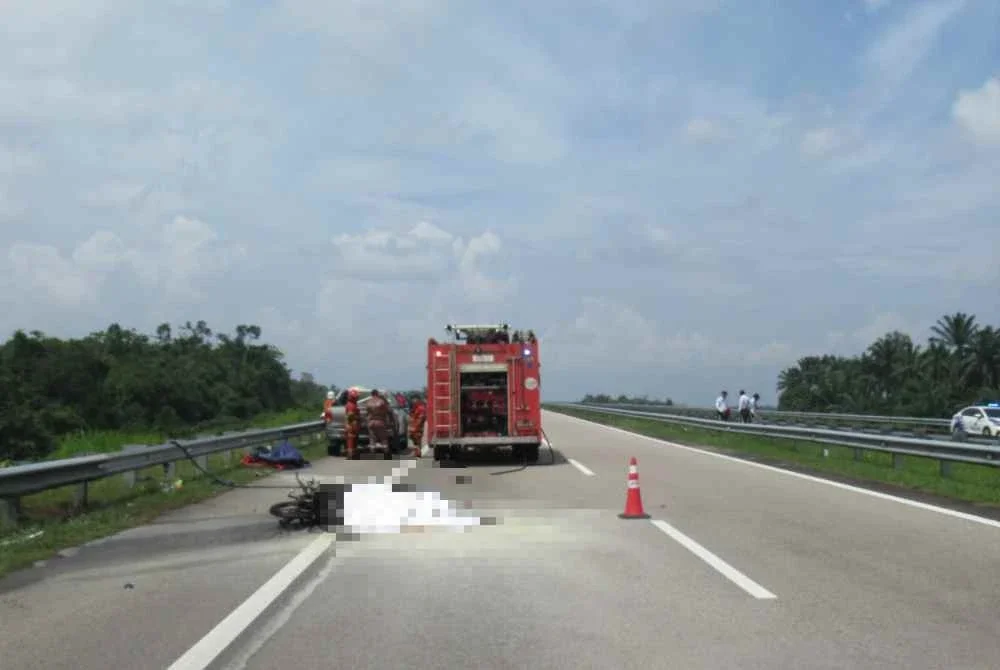 Keadaan di Kilometer 399.2 Lebuhraya Pantai Timur 2 (LPT2) arah Bukit Besi - Ajil yang mengorbankan seorang penunggang motosikal pada Ahad.