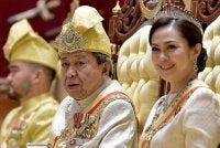 Sultan Sharafuddin Idris Shah (tengah) berkenan berangkat pada Istiadat Pengurniaan Darjah dan Bintang Kebesaran Negeri Selangor sempena menyambut Hari Ulang Tahun Hari Keputeraan Yang ke-77 Duli Yang Maha Mulia Sultan Selangor di Balairung Istana Alam Shah Klang pada Ahad. Turut berangkat, Tengku Permaisuri Selangor, Tengku Permaisuri Norashikin dan Raja Muda Selangor, Tengku Amir Shah (kiri). Foto: Bernama 