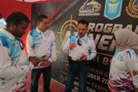 Muhammad Kifli (dua dari kanan) ketika ditemui pemberita di Lapang Sasar Shapadu, Presint 20 Putrajaya pada Sabtu.