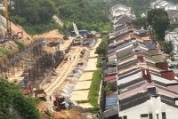 Punca kejadian tanah runtuh masih disiasat termasuk kemungkinan mempunyai kaitan dengan projek pembangunan perumahan berhampiran.
