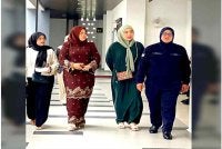 TikToker yang juga penjual laksa (dua dari kanan) didenda RM4,500 oleh Mahkamah Majistret Kota Bharu pada Ahad selepas mengaku bersalah mengaibkan kehormatan wanita menerusi WhatsApp. Foto: SINAR HARIAN/HAZELEN LIANA KAMARUDIN