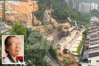 Penduduk yang diarahkan mengosongkan rumah susulan kejadian tanah runtuh berdepan kesukaran mencari tempat tinggal sementara. Foto kecil: Jenny Toh