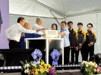 Ahmad Zahid (tiga dari kiri) melakukan simbolik Perasmian Ekspo TVET@KKDW 2026 di Sungai Besar pada Ahad.