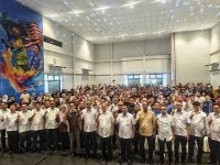 Wan Rosdy bergambar pada program turun padang bersama usahawan Bumiputera Zon Timur dan Karnival Aspirasi Pahang 1st di Kuantan pada Ahad.
di KOMBES di sini pada Ahad