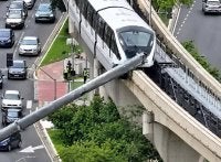 Rakaman tren monorel melanggar kren pembinaan yang tumbang di Sao Paulo tular di media sosial. - Foto Agensi