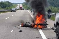 Keadaan motosikal jenis Honda C100 yang musnah terbakar selepas terlibat dalam kemalangan ngeri di Kilometer 399.2 Lebuhraya Pantai Timur 2 (LPT2) arah Bukit Besi - Ajil pada Ahad.