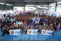 Naib Canselor UPTM, Prof Dr Sharifah Syahirah Sy Shiekh (duduk, tengah) bergambar bersama peserta dan tetamu yang hadir pada majlis perasmian penutup Piala Esports Pengerusi MARA anjuran UPTM. Foto: SINAR HARIAN / MOHD HALIM ABDUL WAHID