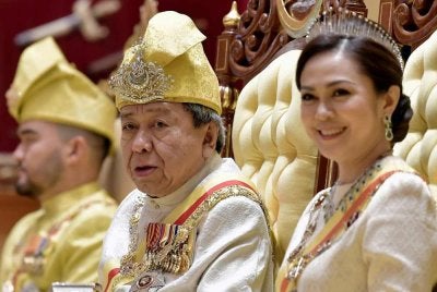 Sultan Sharafuddin Idris Shah (tengah) berkenan berangkat pada Istiadat Pengurniaan Darjah dan Bintang Kebesaran Negeri Selangor sempena menyambut Hari Ulang Tahun Hari Keputeraan Yang ke-77 Duli Yang Maha Mulia Sultan Selangor di Balairung Istana Alam Shah Klang pada Ahad. Turut berangkat, Tengku Permaisuri Selangor, Tengku Permaisuri Norashikin dan Raja Muda Selangor, Tengku Amir Shah (kiri). Foto: Bernama 