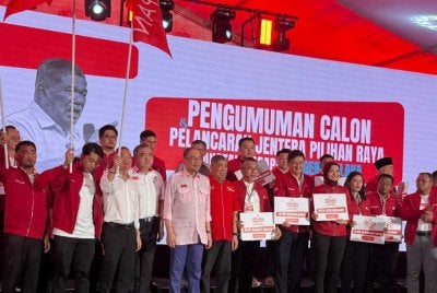 Adly (enam dari kanan) mengetuai senarai calon PH PRN Melaka.