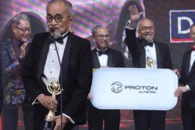 Rahim yang juga bekas pengulas sukan menerima anugerah tersebut daripada Menteri Komunikasi, Datuk Seri Fahmi Fadzil.