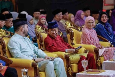 Sultan Sharafuddin dan Tengku Permaisuri Norashikin berkenan berangkat ke Forum Perdana Ehwal Islam sempena Sambutan Jubli Perak 25 Tahun Pemerintahan Sultan Selangor di Dewan Syarahan dan Muzakarah Islam, Masjid Sultan Salahuddin Abdul Aziz Shah. Turut berangkat ialah Tengku Amir Shah. Foto Bernama
