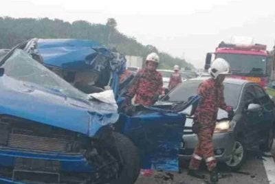 Kesemua mangsa menaiki sebuah kenderaan pacuan empat roda jenis Ford Ranger yang dipercayai dinaiki bersama ahli keluarga mereka dari arah utara menghala ke selatan.
