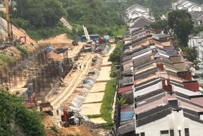 Punca kejadian tanah runtuh masih disiasat termasuk kemungkinan mempunyai kaitan dengan projek pembangunan perumahan berhampiran.