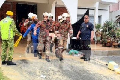Mangsa berjaya dibawa keluar oleh pasukan bomba kira-kira jam 11.21 pagi selepas dipercayai terperangkap di bahagian dapur rumah berkenaan. Foto SINAR HARIAN/SYAJARATULHUDA MOHD ROSLI