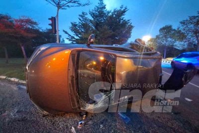 Kenderaan dinaiki Zahratulhayat bersama Nur Afiradina yang terbabit dalam nahas di persimpangan lampu isyarat Jalan Ipoh-Lumut berhampiran Taman Kledang Permai, Menglembu pada Ahad dilaporkan berpusing beberapa kali sebelum terbalik.