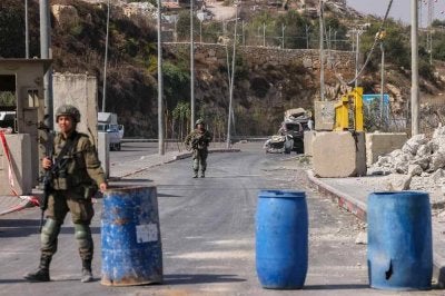 Hebron terputus dengan dunia luar selepas sekatan ketat dilaksanakan di laluan masuk ke bandar itu. - Foto AFP